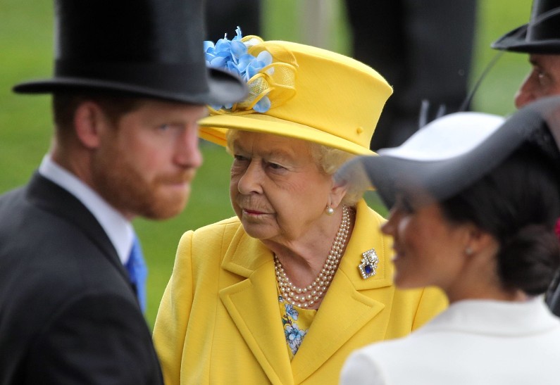 Елизавета II в ярости: королева готова лишить принца Гарри и Меган Маркл титулов