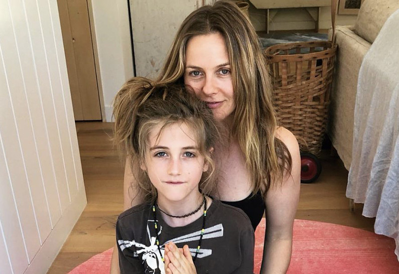 Алисия Сильверстоун пожаловалась, что над ее 9-летним сыном издеваются из-за длинных волос