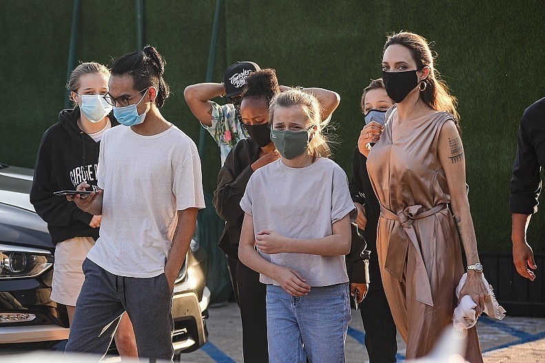 Анджелина Джоли с детьми