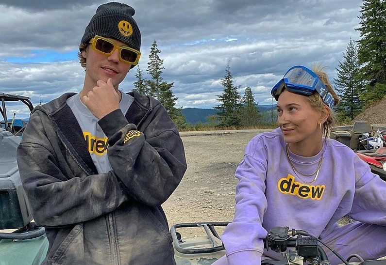 Хейли Бибер и Селена Гомес неожиданно пересеклись в клипе с участием Джастина Бибера