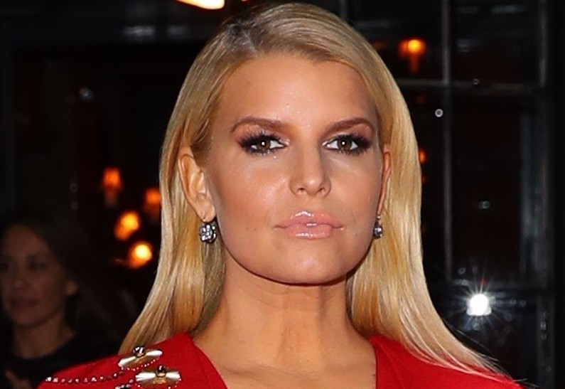 Экстремально похудевшая Джессика Симпсон никак не может привыкнуть к своей фигуре