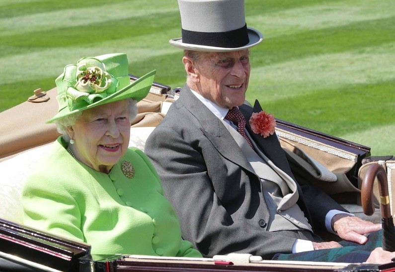 Королева Елизавета и принц Филипп сделали прививки от коронавируса