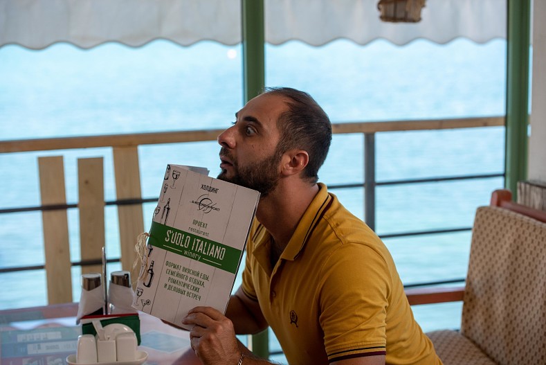 Демис Карибидис на съемках сериала Отпуск