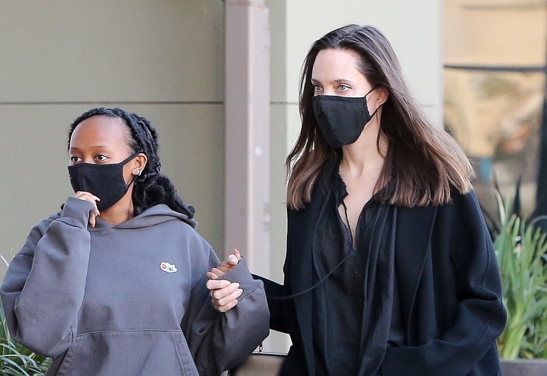 Вся в черном: Анджелина Джоли на шопинге с дочерью Захарой. Новые фото!