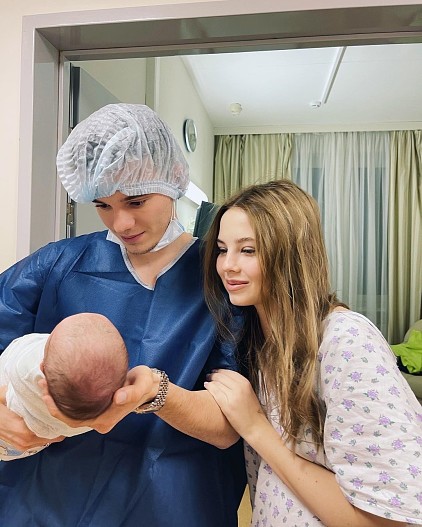 Арсений Шульгин с женой Лианой и дочкой