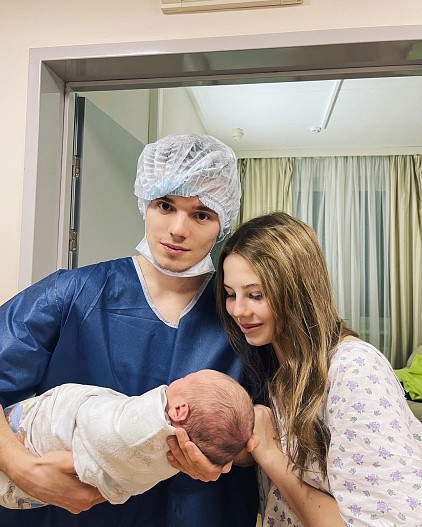 Арсений Шульгин с женой Лианой и дочкой