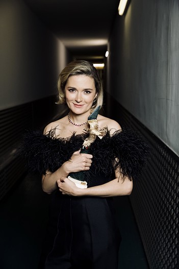 Надежда Михалкова, победительница в номинации Лучший короткометражный фильм, (колье Mercury)