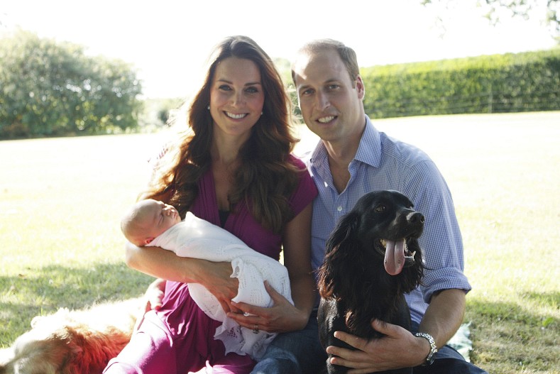 Кейт Миддлтон и принц Уильям с сыном Джорджем и Лупо