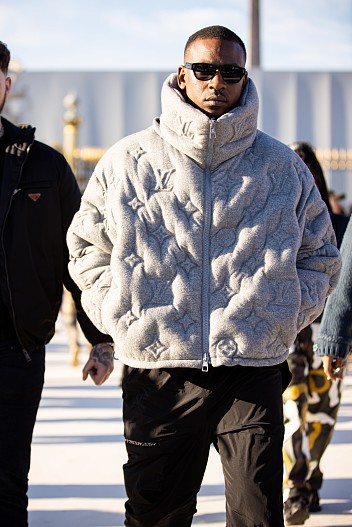 Стритстайл, Париж 2020, Скепта в куртке Louis Vuitton