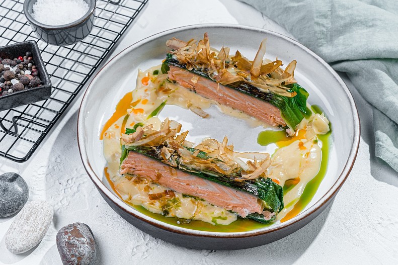 Стейк лосося, запеченный в луке-порее со сливочным копченым соусом,стружкой тунца и фенхелем