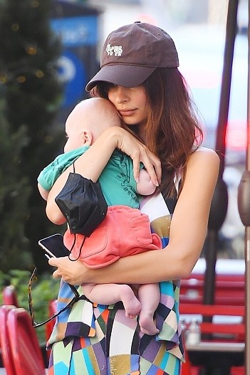 Эмили Ратаковски с сыном