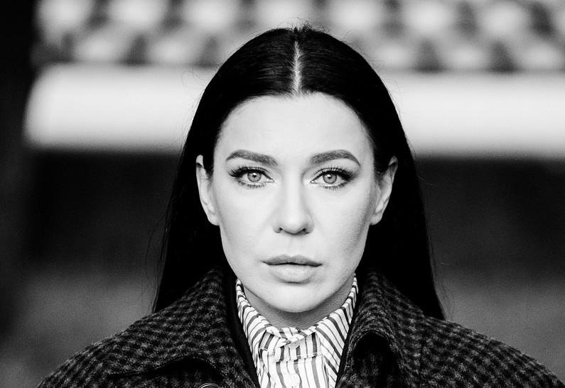 Ёлка сняла клип на песню «Нечего терять» на сцене Большого театра