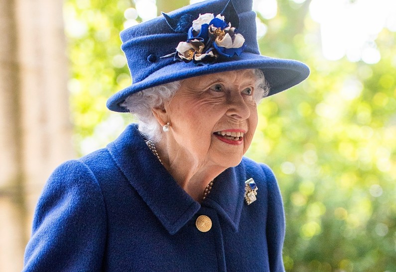 Елизавета II впервые за долгое время появилась на публике с тростью