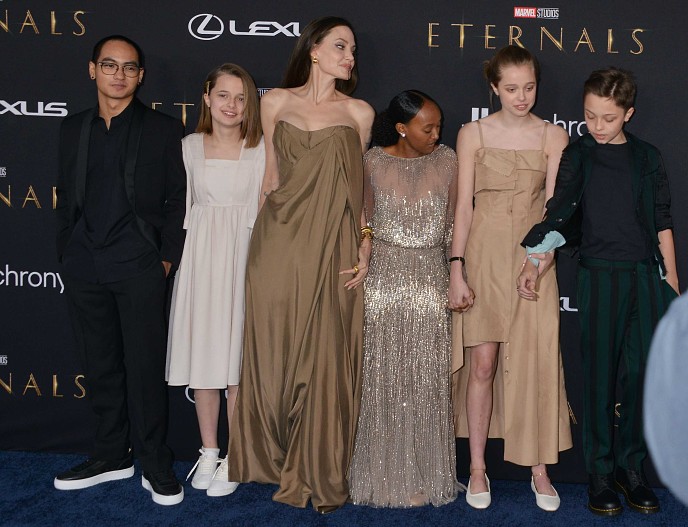 Анджелина Джоли с детьми