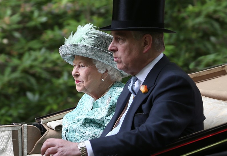 Елизавет II тратит миллионы, чтобы помочь принцу Эндрю выбраться из скандала