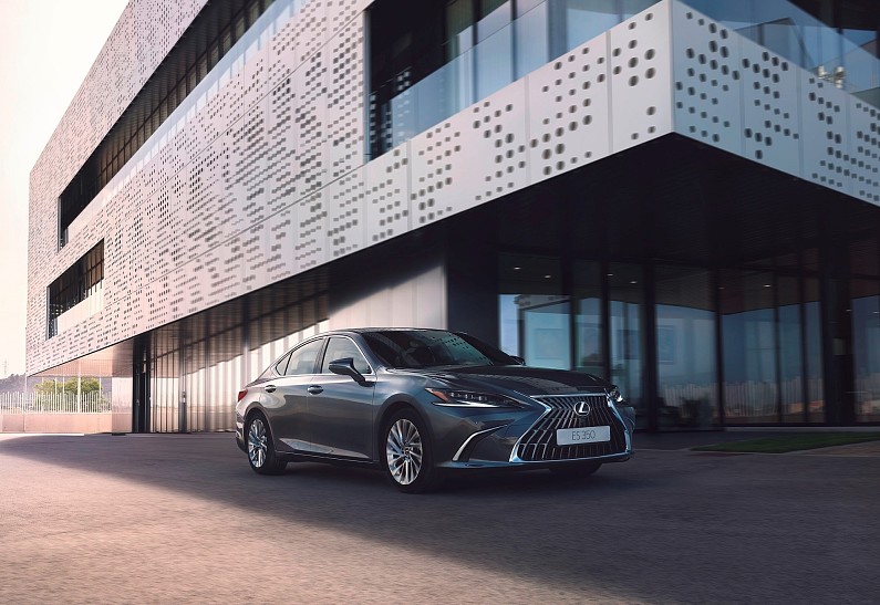 Lexus объявил старт продаж обновлённого бизнес-седана Lexus ES