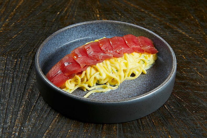 Спагетти Карбонара с копченым тунцом