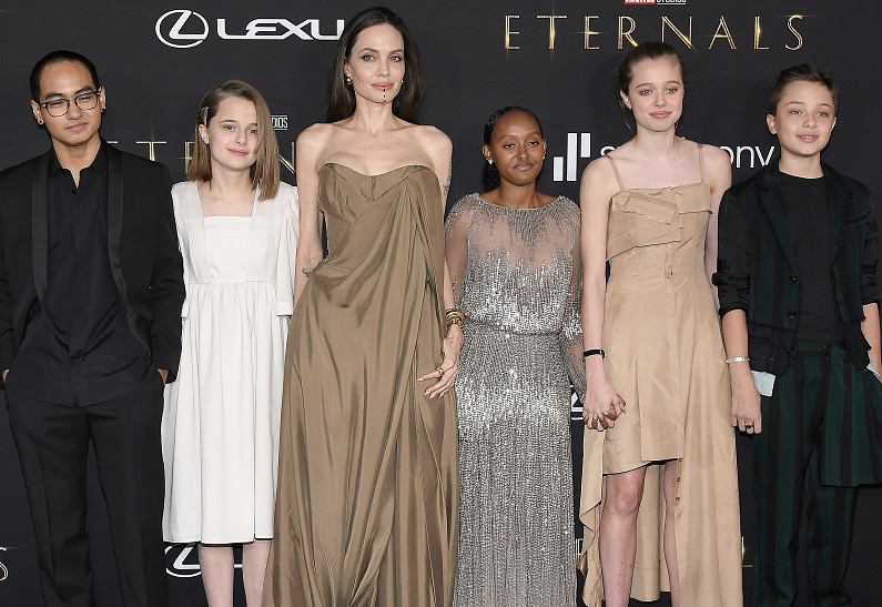 Как дети Анджелины Джоли и Сальмы Хайек отреагировали на фильм «Вечные» с их участием? Подробности!