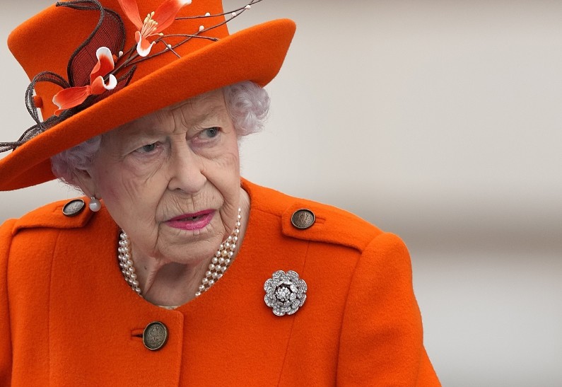 Врачи запретили Елизавете II выгуливать любимых собак