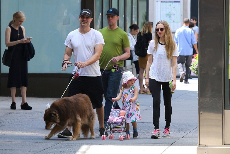 Аманда Сейфрид и Томас Садоски с дочерью