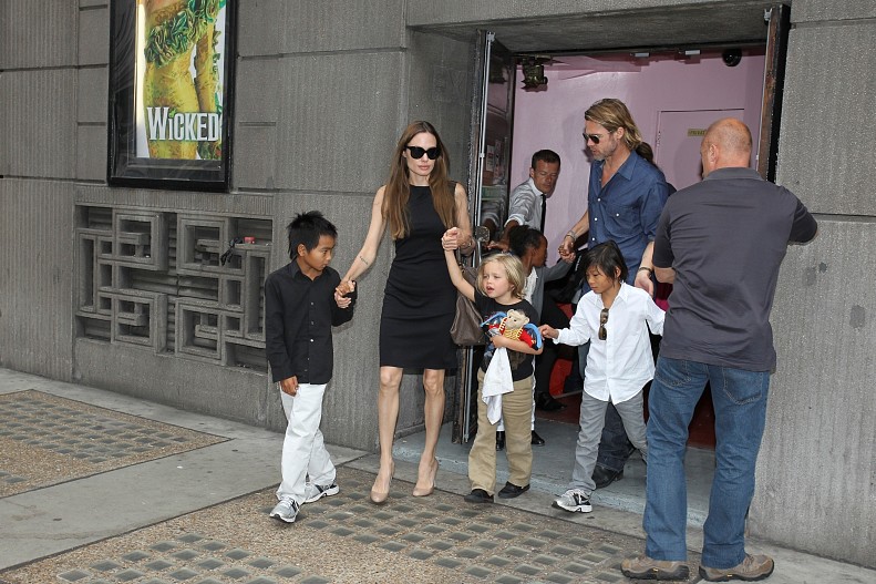 Брэд Питт и Анджелина Джоли со своими детьми