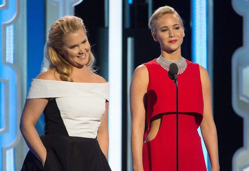 Дженнифер Лоуренс и Эми Шумер выступили за репродуктивную свободу для женщин