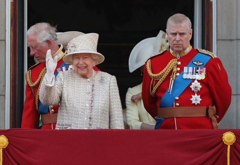Помощь принцу Эндрю может негативно сказаться на имидже Елизаветы II