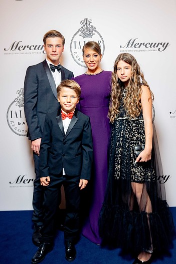 Юлия Барановская с детьми - Артёмом, Яной и Арсением