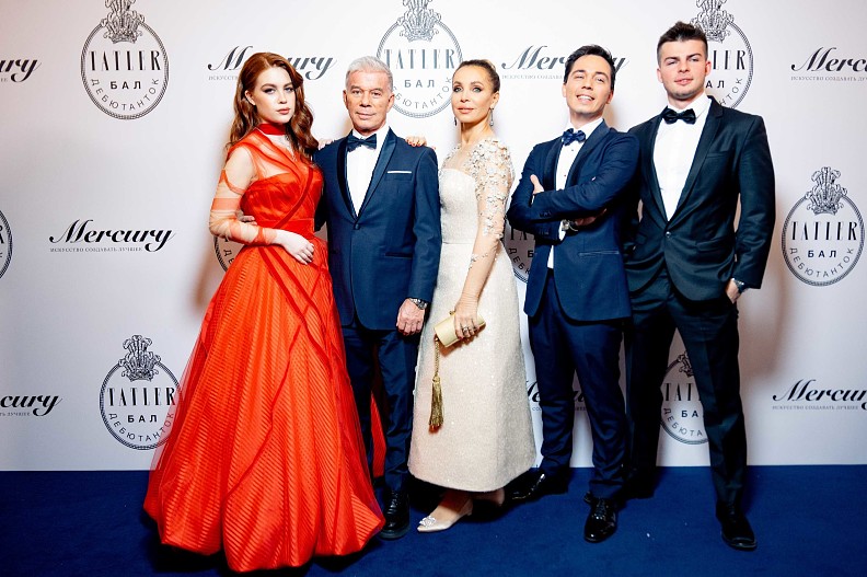 Олег Газманов с женой Мариной и детьми - Марианной, Родионом и Филиппом