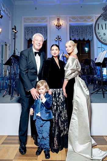 Александр и Екатерина Стриженовы с дочерью Александрой и внуком Петей