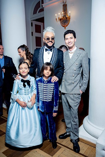 Филипп Киркоров с детьми Аллой-Викторией и Мартином и Ариан Романовский