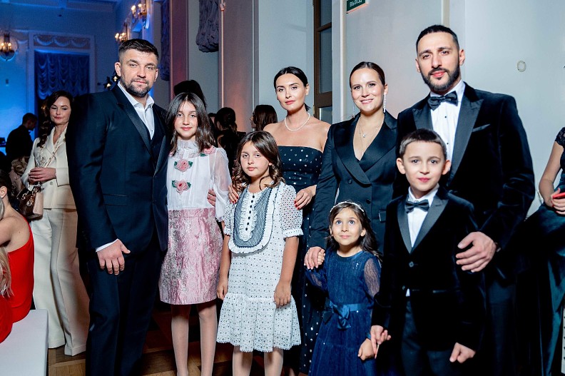Баста с женой Еленой Пинской и дочерьми Василисой и Машей, Леван Горозия с женой Анной и детьми Мишей и Софико