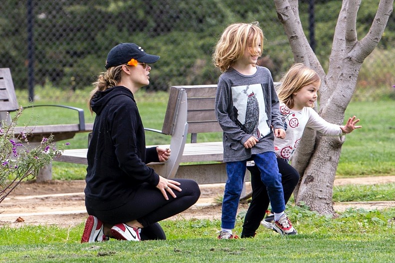 Оливия Уайлд с детьми