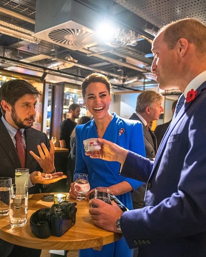 Кейт Миддлтон и принц Уильям с гостями вечера