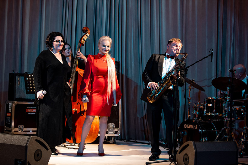 Хибла Герзмава, Лариса Долина