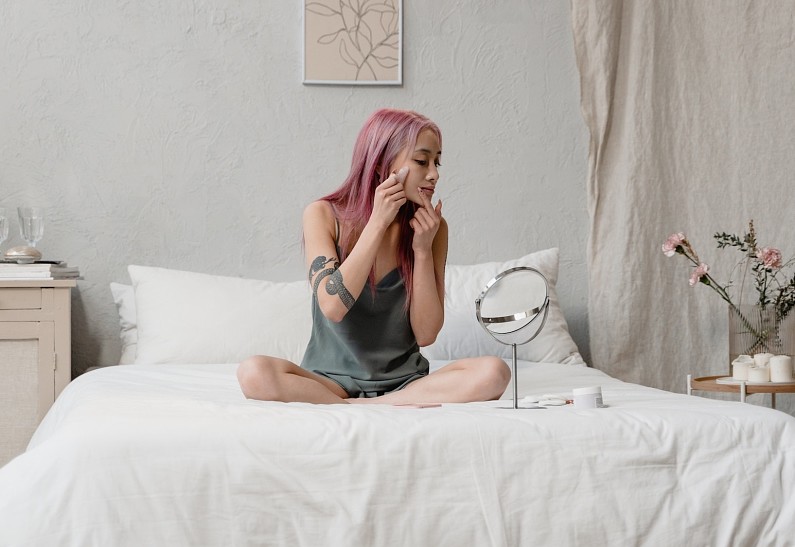 Массаж Гуаша: как подтянуть овал лица с помощью скребка