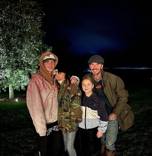 Дэвид и Виктория Бекхэмы с детьми