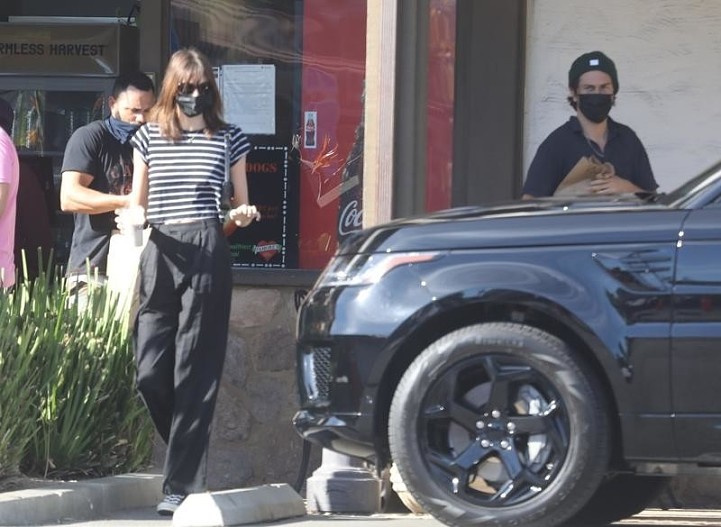 Кайя Гербер с незнакомцем