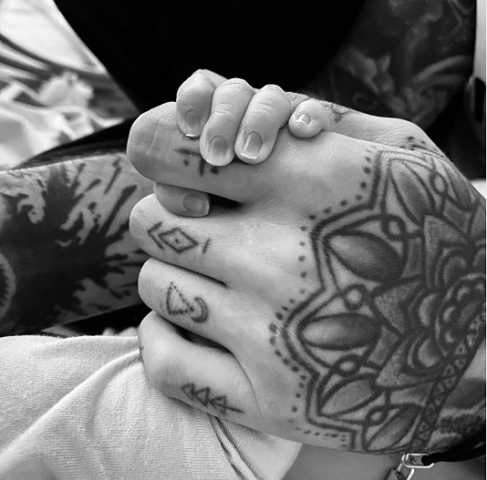 Зейн Малик держит ручку новорожденной дочери Хай