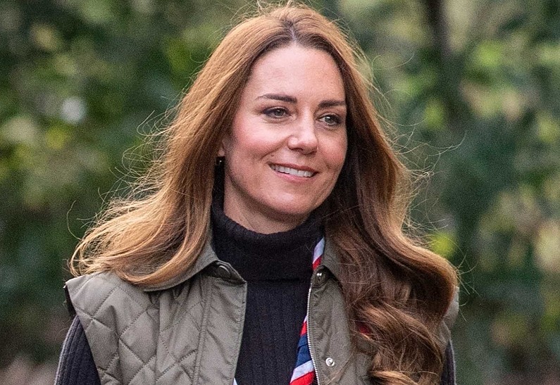 Кейт Миддлтон случайно показала содержимое своей сумки. Что носит с собой герцогиня?