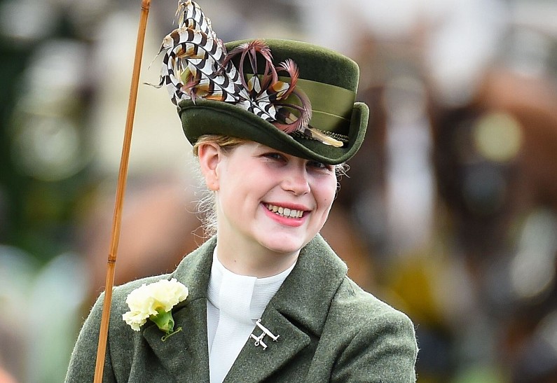 «Займет место Гарри»: любимой внучке Елизаветы II исполнилось 18 лет