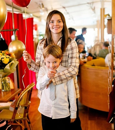 Елизавета Боярская с сыном Андреем