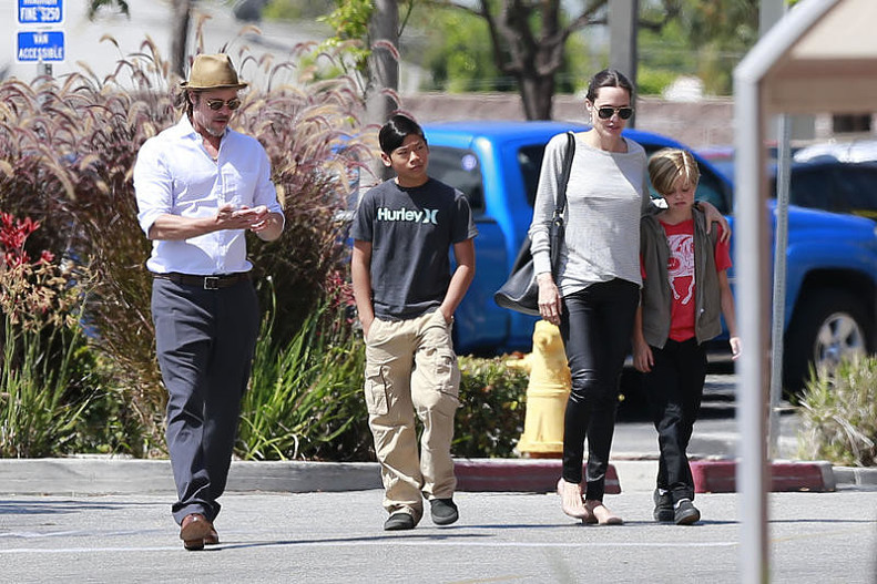 Брэд Питт и Анджелина Джоли со своими детьми