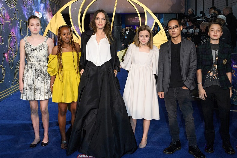 Анджелина Джоли со своими детьми