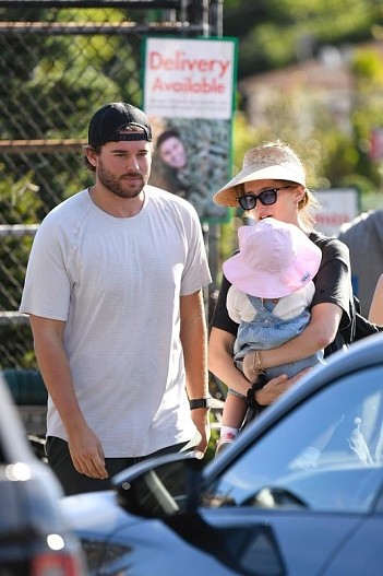 Крис Пратт и Кэтрин Шварценеггер с дочерью