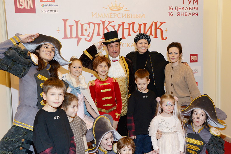 Мария Кожевникова и Анна Пескова с детьми