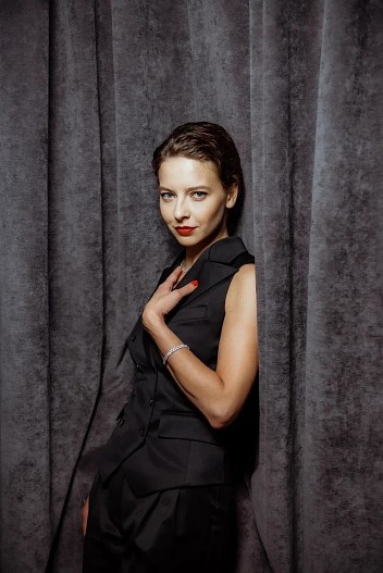 На Cофье украшения Mercury