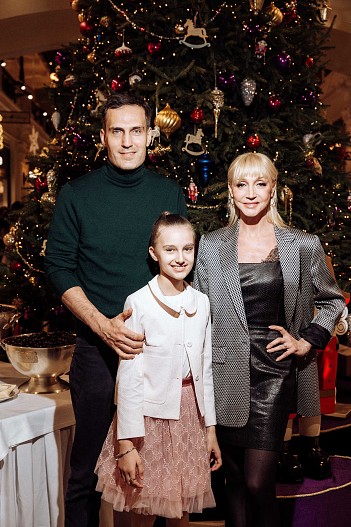 Кристина Орбакайте и Михаил Земцов с дочерью Клавдией