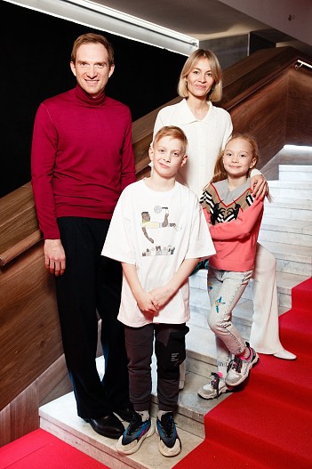 Андрей и Ольга Бурковские с детьми