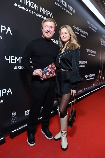 Антон Богданов с девушкой